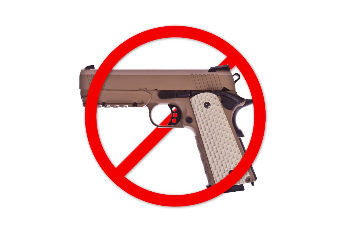 Cofnięcie pozwolenia na broń obrazujące procedurę i skutki prawne cofnięcia