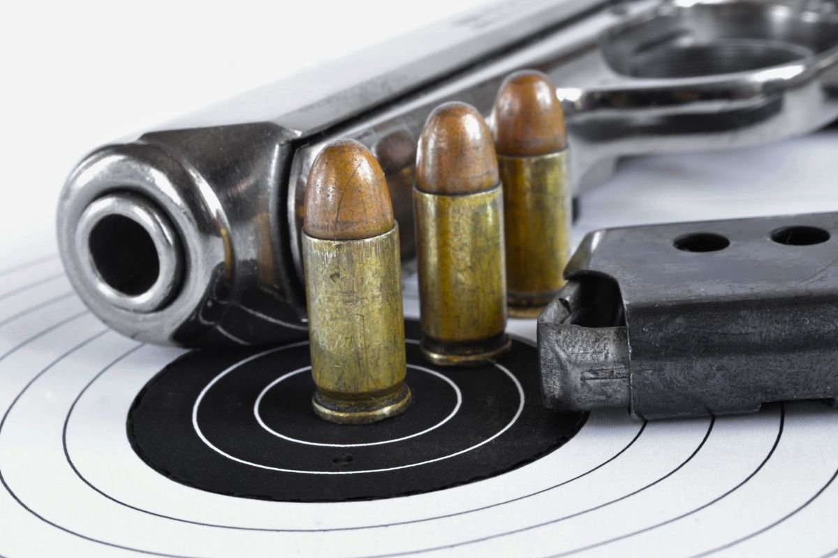 Jak bezpiecznie przechowywać broń i amunicję w domu według przepisów