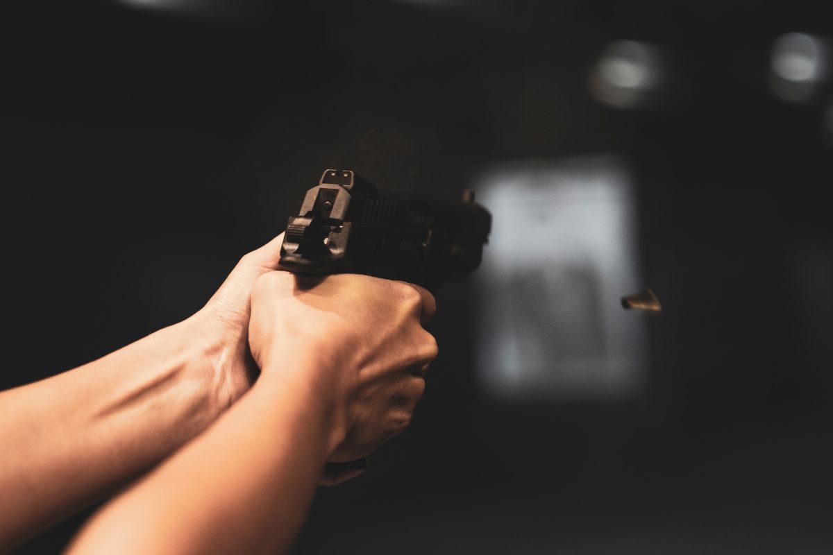 Jak prawidłowo trzymać pistolet podczas strzelania i ćwiczeń