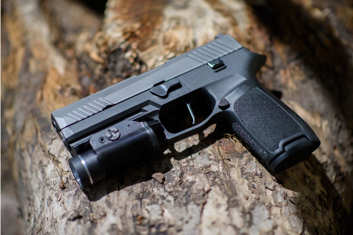 Poradnik jak wybrać latarkę do broni taktycznej i praktyczne wskazówki