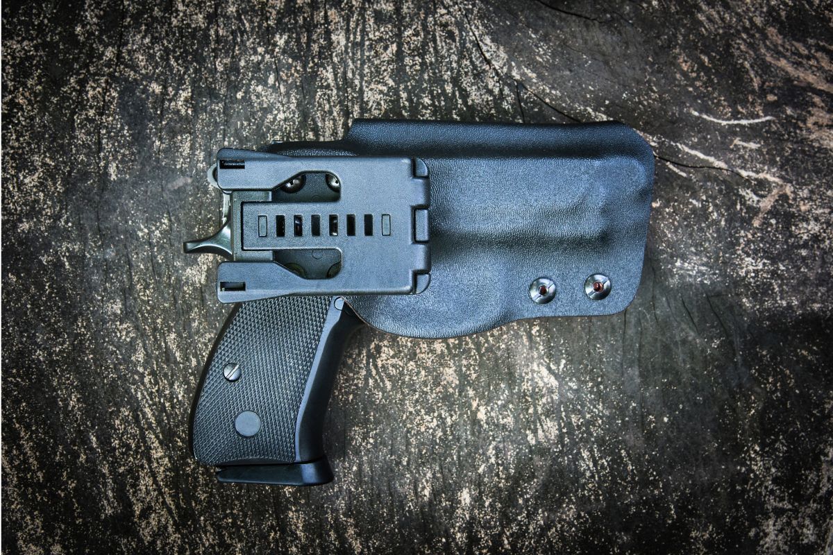 Porównanie kabur IWB OWB do skrytego noszenia broni palnej