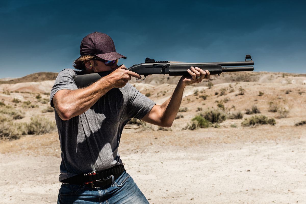 Porównanie strzelba pump-action czy półautomat do obrony domu