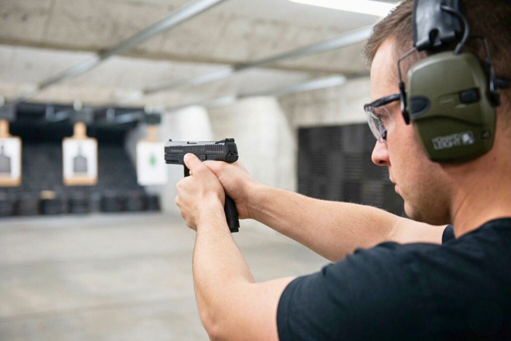 Podstawowe zasady bezpieczeństwa w obsłudze broni palnej